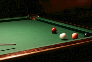 台球桌上的多彩球与球杆