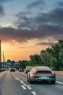 夕阳下公路上行驶的汽车