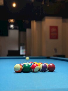 台球桌上多彩的台球组合