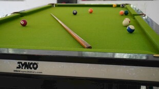 台球桌上的球杆与彩球