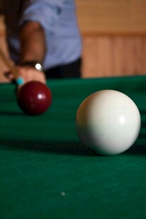 男子专注打台球瞬间