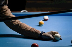 专注击球的台球选手