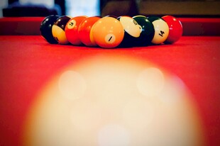 台球桌上的多彩台球