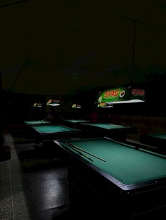 昏暗室内的台球桌场景
