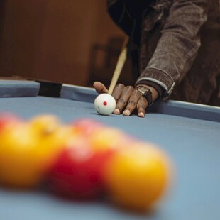 专注打台球的瞬间