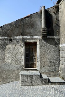 古老石砌建筑的门前景象