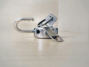 不锈钢搭扣锁具特写