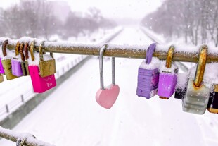 雪中铁链上的多彩爱心锁