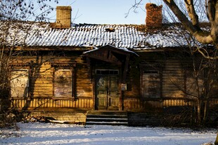雪覆古朴小屋