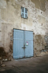 老旧建筑的蓝色双开门