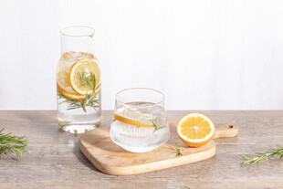 清新柠檬饮品与绿植搭配