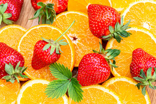 草莓与橙子的缤纷组合