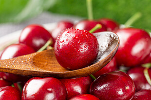 木勺上的新鲜红樱桃