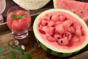 新鲜西瓜与西瓜汁的美味组合