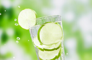 青柠入水瞬间的清新画面