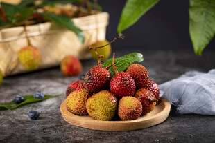 木盘上新鲜诱人的荔枝