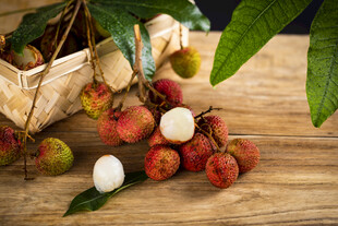 新鲜荔枝摆放在木桌上