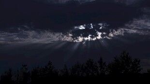 夜空下穿透云层的光束