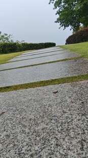雨后湿润的户外石板路面