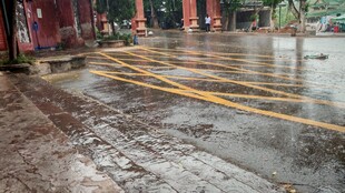 雨后积水的城市街道