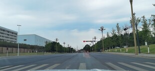 宽阔城市道路景观