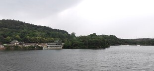 湖畔青山景色