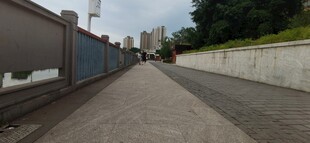 空旷道路旁的灰色围墙
