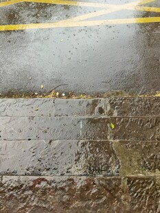 雨后积水的泥泞地面