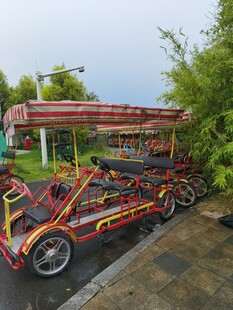 彩色多人观光自行车