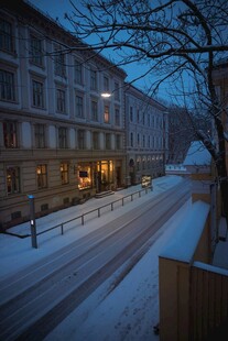 雪夜中的静谧街道与建筑