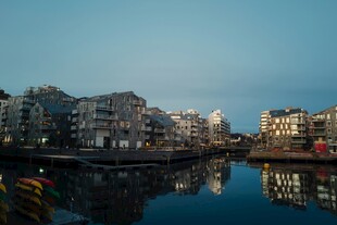 河畔城市夜景