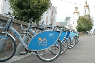 城市街道的共享单车队列