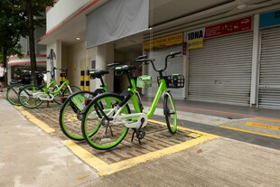 街道边停放的共享绿色单车