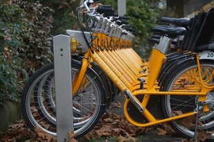 户外停放的黄色公用自行车