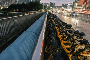 路边堆积的共享单车