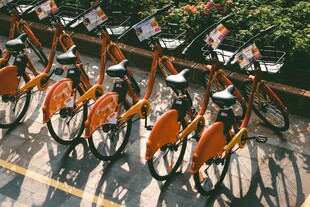 整齐停放的共享助力自行车