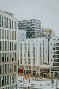 城市雪景中的现代建筑群
