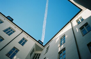 仰望楼宇间的蓝天