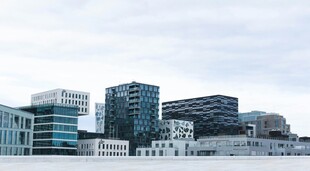 现代城市中的高楼建筑群