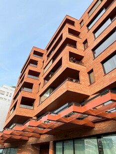现代红砖多层建筑外观