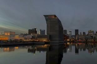 城市河畔的现代建筑景观