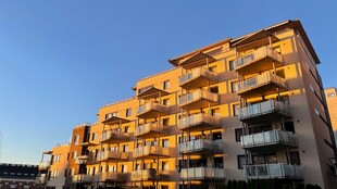 夕阳下的多层住宅建筑
