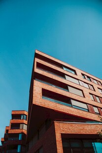 红砖建筑的现代外观