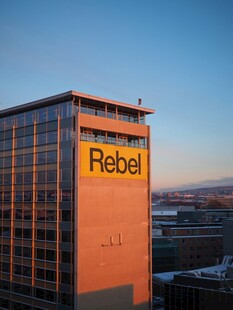 夕阳下的Rebel标志大楼