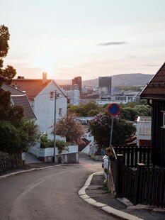黄昏下的宁静街道美景