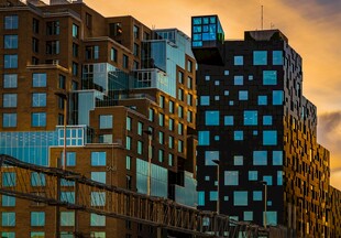夕阳下的现代城市建筑群