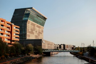 河畔现代建筑景观