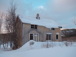 冬日雪覆的温馨乡村小屋