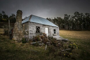 荒野中的破旧小屋