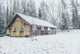 雪林中的温馨木屋
